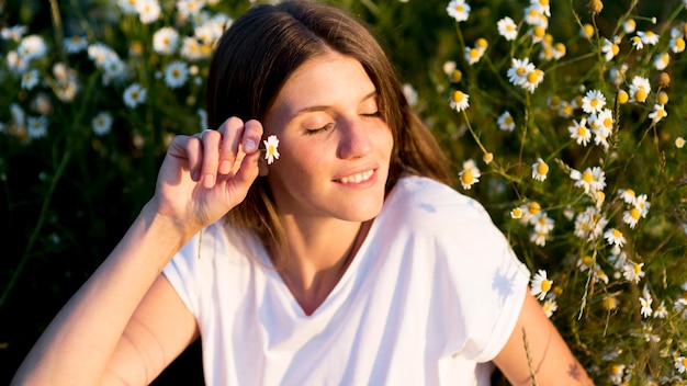 Belle femme se détendre dans la nature