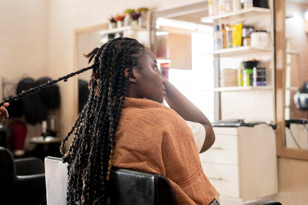 Belle femme se fait coiffer au salon de beauté