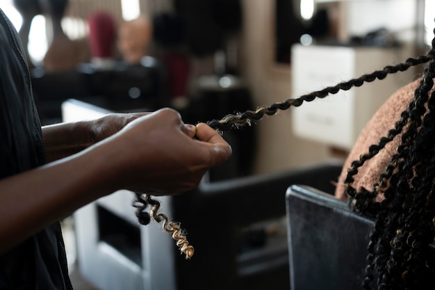 Photo gratuite belle femme se fait coiffer au salon de beauté