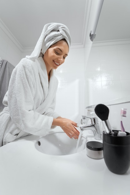 Belle femme se préparant pour dormir et se laver les mains