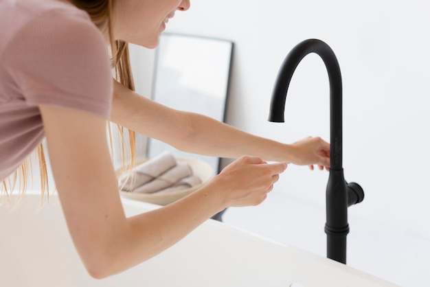 Photo gratuite belle femme se prépare pour un bain