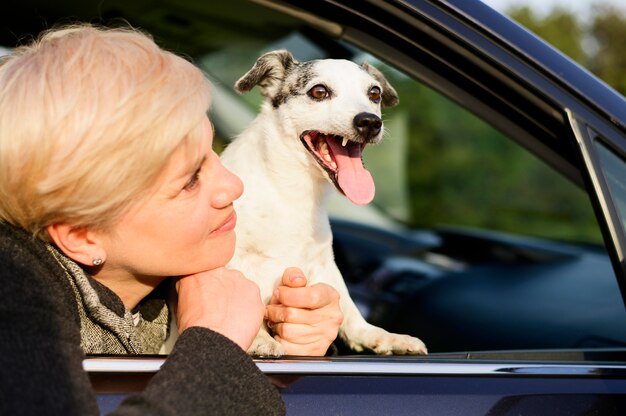 Belle femme se promener avec son animal de compagnie