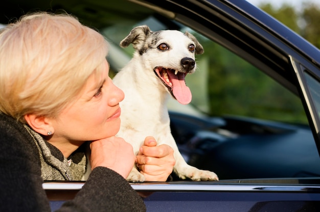 Belle femme se promener avec son animal de compagnie