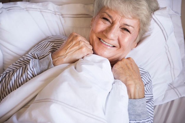 Photo gratuite belle femme senior au repos dans le lit
