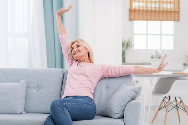 Belle femme senior se détendre à la maison