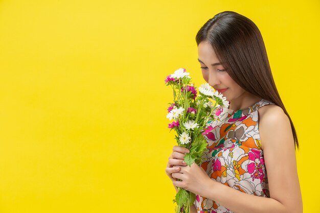 belle femme, sentir, fleur blanche