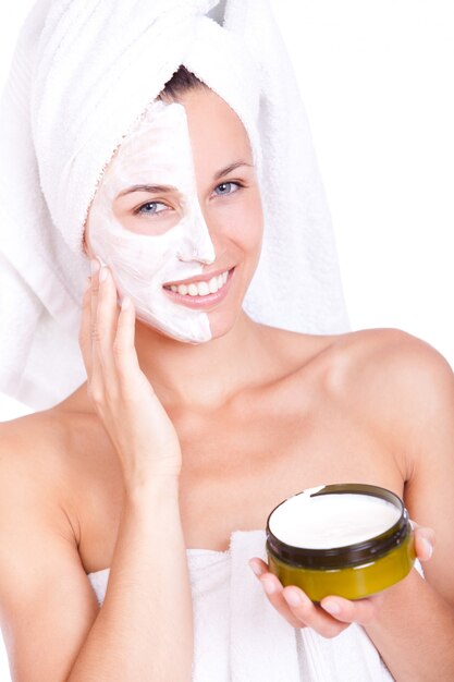 Belle femme en serviette avec masque facial