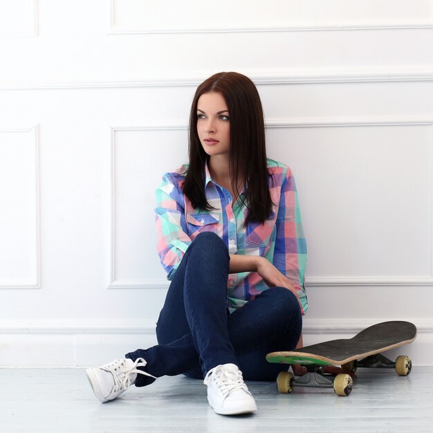 Belle femme avec skateboard