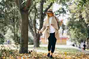 Photo gratuite belle femme avec son chien