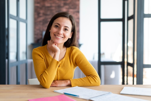 Photo gratuite belle femme souriante à la caméra