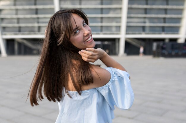 Belle femme souriante à l'extérieur