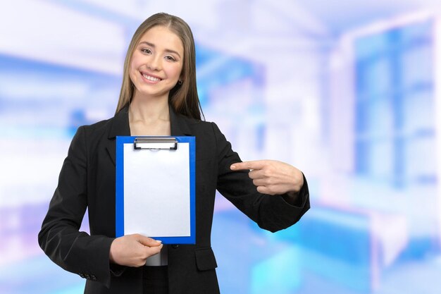 Belle femme souriante heureuse montrant l'espace de copie