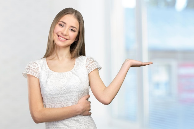 Belle femme souriante heureuse montrant l'espace de copie