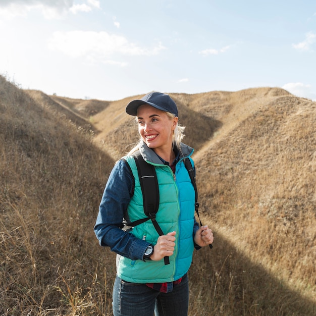 Belle femme souriante en plein air