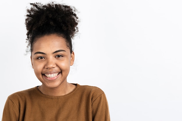 Belle femme souriante et posant