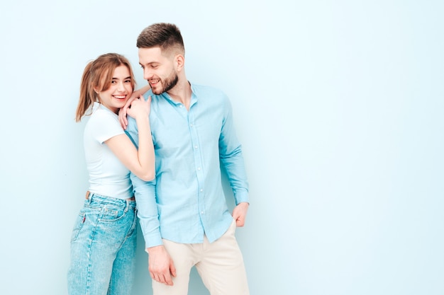 Belle femme souriante et son beau petit ami