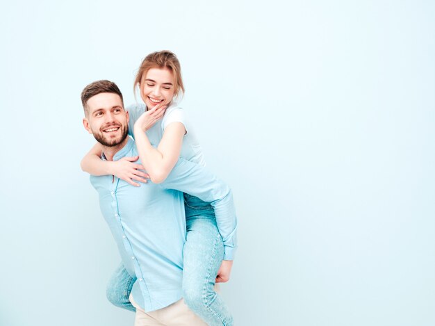 Belle femme souriante et son beau petit ami