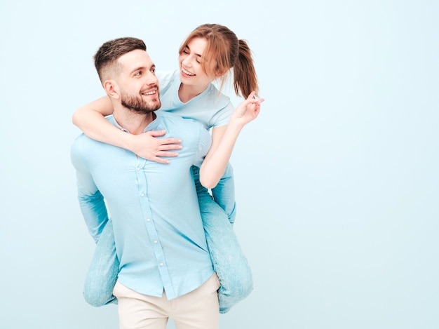 Belle femme souriante et son beau petit ami