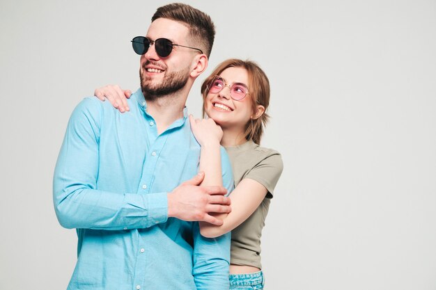 Belle femme souriante et son beau petit ami