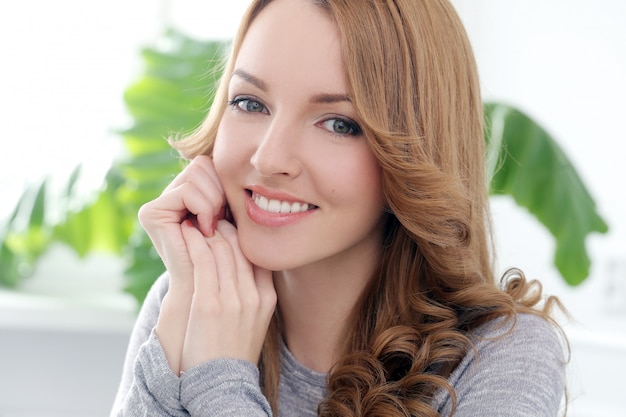 Belle femme avec un sourire mignon