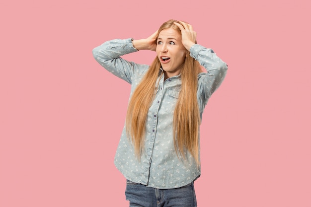 Photo gratuite belle femme à la surprise isolée sur rose