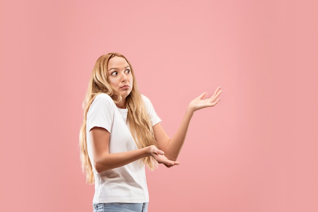 Belle femme à la surprise et perplexe isolé sur rose