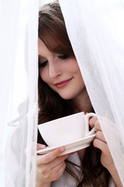 Belle femme avec une tasse de café chaud
