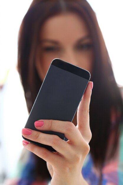 Belle femme avec téléphone portable