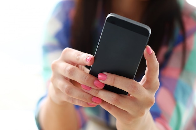 Belle femme avec téléphone portable