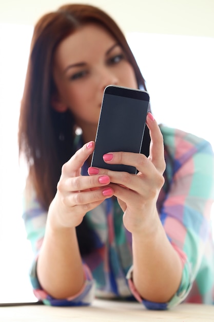 Belle femme avec téléphone portable