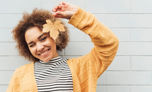 Photo gratuite belle femme tenant une feuille à l'envers