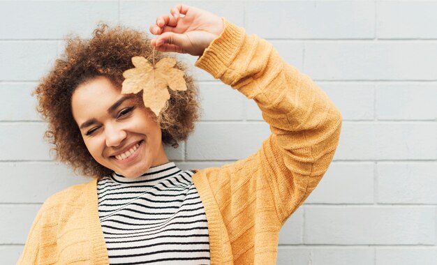 Belle femme tenant une feuille à l'envers