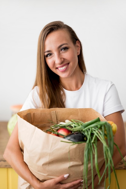 Photo gratuite belle femme tenant un sac à provisions