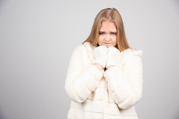 Belle femme en tenue d'hiver se sentant triste.