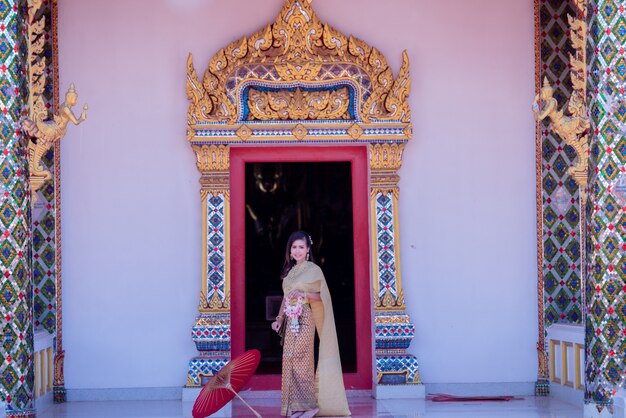 Belle femme thaïlandaise en costume traditionnel au Temple de Thaïlande