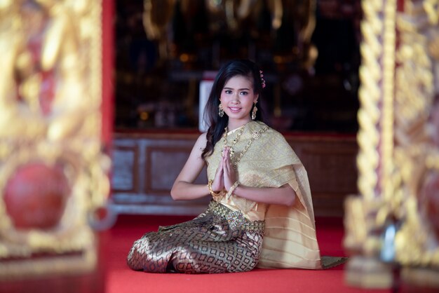 Belle femme thaïlandaise en costume traditionnel au Temple de Thaïlande