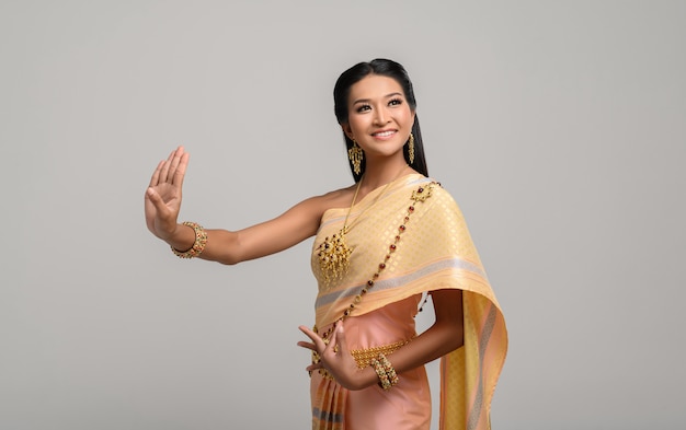 Belle femme thaïlandaise vêtue d'une robe thaïlandaise et danse thaïlandaise