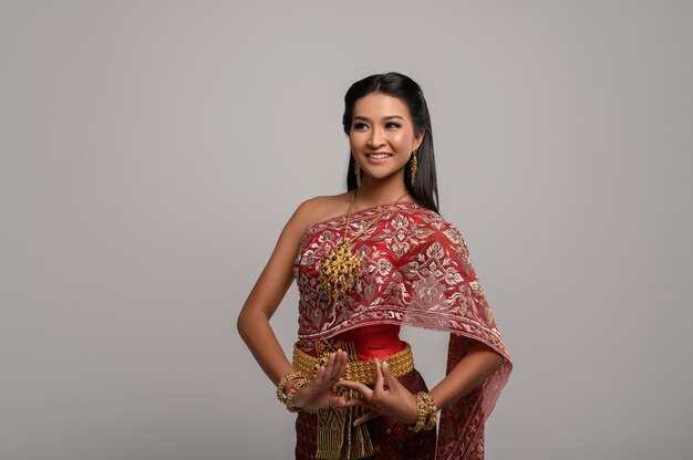 Belle femme thaïlandaise vêtue d'une robe thaïlandaise et danse thaïlandaise