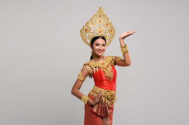 Belle femme thaïlandaise vêtue d'une robe thaïlandaise et danse thaïlandaise