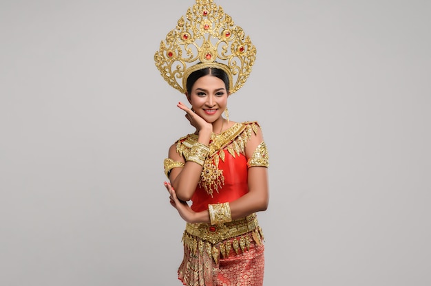 Belle femme thaïlandaise vêtue d'une robe thaïlandaise et danse thaïlandaise