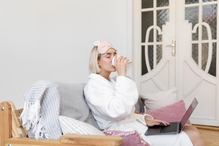 Photo gratuit belle femme travaillant après s'être réveillée de son sommeil