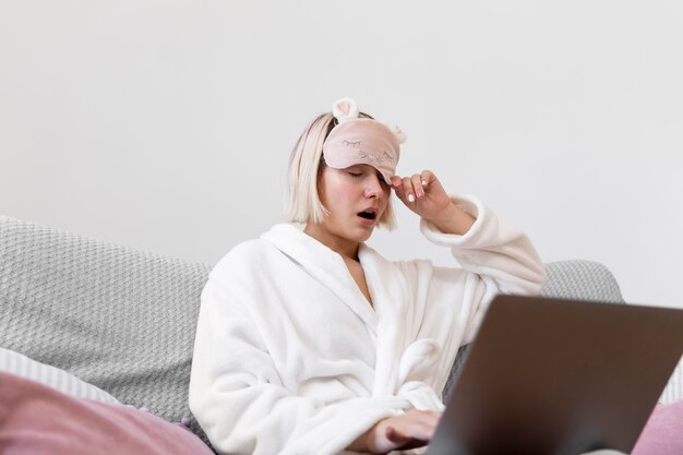 Belle femme travaillant après s'être réveillée de son sommeil