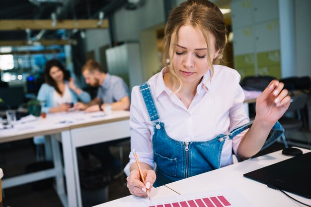 Belle femme travaillant sur la carte