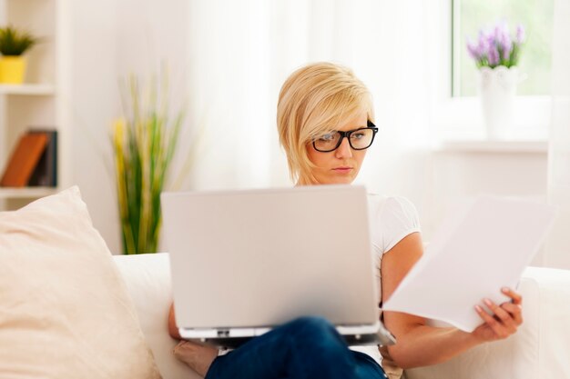 Belle femme travaillant à la maison