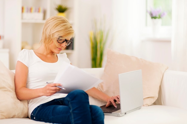 Belle femme travaillant à la maison