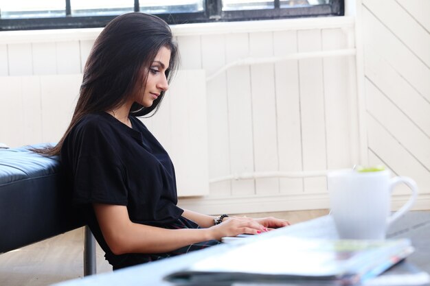 Belle femme travaillant sur son ordinateur portable