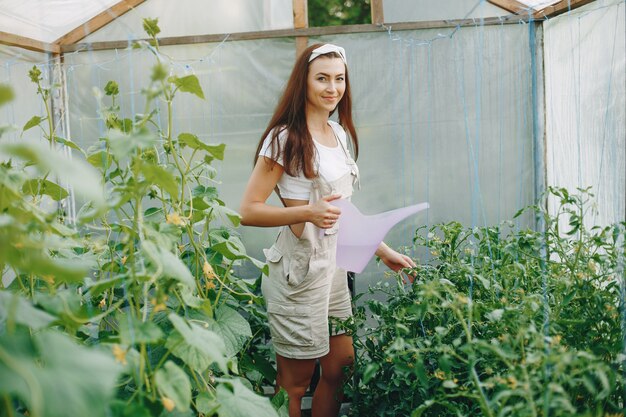 Belle femme travaille dans un jardin