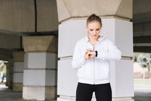 Belle femme en utilisant smartwatch