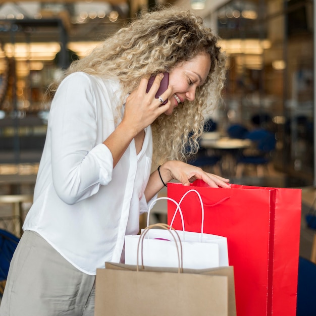 Photo gratuite belle femme vérifiant les sacs à provisions