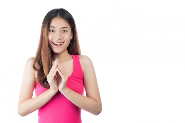 Belle femme vêtue d&#39;une chemise rose avec un sourire heureux sur fond blanc